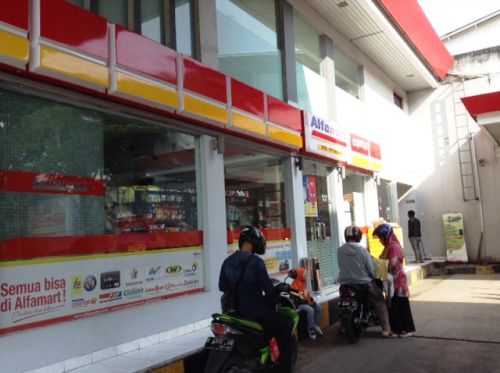 ちなみに、ガソリンスタンド内にはミニマートやATMもあります