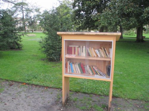 公園内の本ボックス