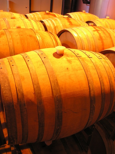 樽で熟成中のワイン