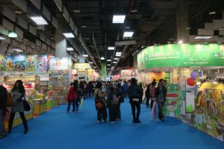 初日は関係者のみ開放されているため、人は少なく