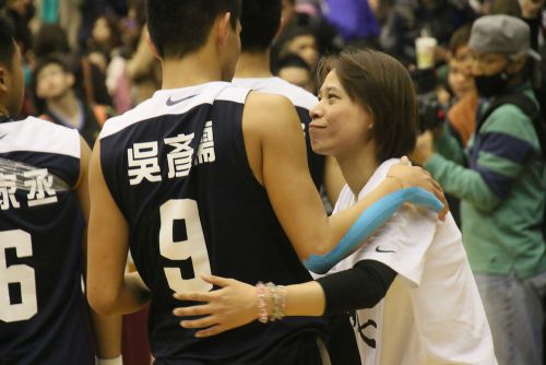 最終戦で勝利後、相手の選手の健闘をたたえる三民家商（サンミンジャーシャン）の謝玉娟（シエ・ユィージェン）ヘッドコーチ（以下HC）