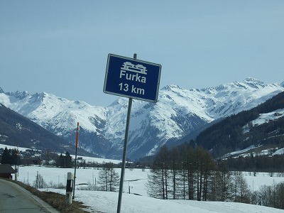 フルカ峠を越えるカートレイン乗り場まで、あと１３ｋｍ！急げ急げ！