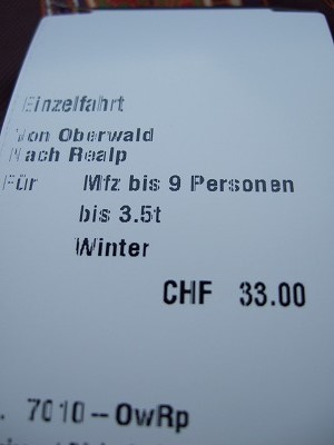 カートレインに乗り込む前に料金所でチケットを購入