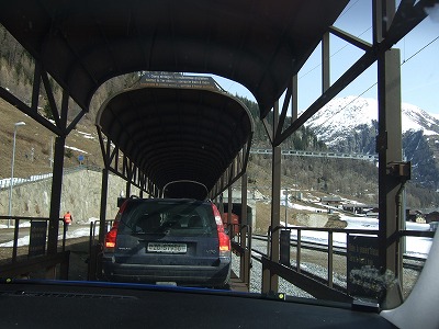 貨車に順番に車をゆっくりと乗り入れていきます。