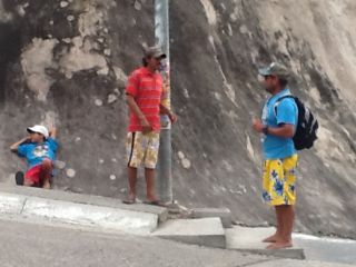 裸足→たいてい地元民