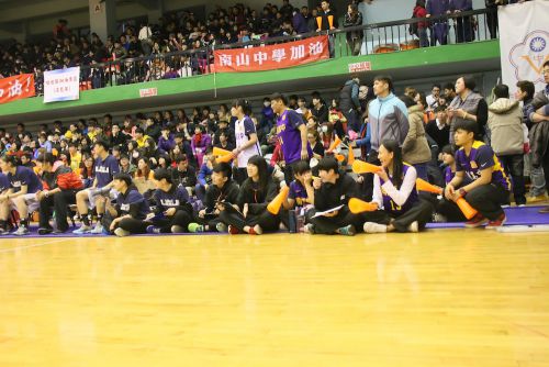 ベンチに入れない選手たちはここで声援を送ります