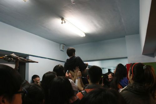 選手、OGらに胴上げされる鄭維宜（ゼン・ウェイイー）ヘッドコーチの胴上げがありました