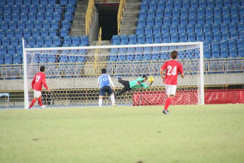 キーパー横っ飛び！