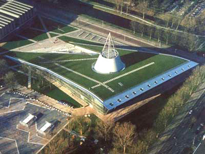 幾何学的な感じは、工学大学ならではのデザイン