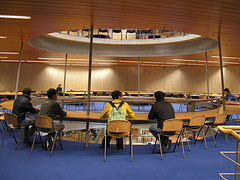 上手に空間を利用した図書館内部