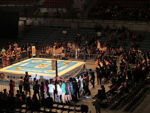 2日目のNWAタッグ選手権試合で勝利した天山広吉、小島聡の「テンコジコンビ」は、試合後ファンと握手のコミュニケーション