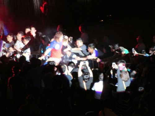 青天白日旗を模したTシャツで入場した内藤哲也