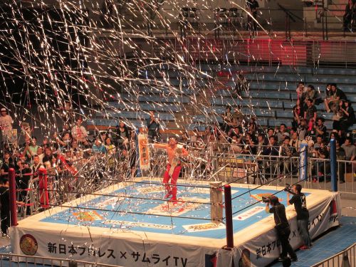 2日目のメインイベント終了後、マイクパフォーマンスを見せた中邑真輔