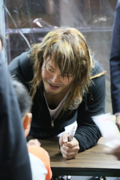 子供のファンにサイン後、握手する棚橋弘至