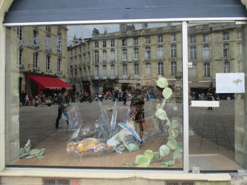 スクエアの一角に堂々と現れるアートスペース