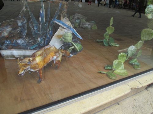 紙で作った動物たちで、町中だけど森の中へタイムスリップ