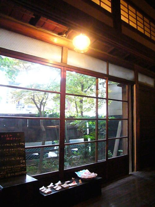 縁側からお庭が見えます。