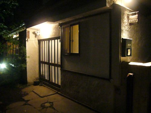 完全に誰かのお家。といったお店の外観