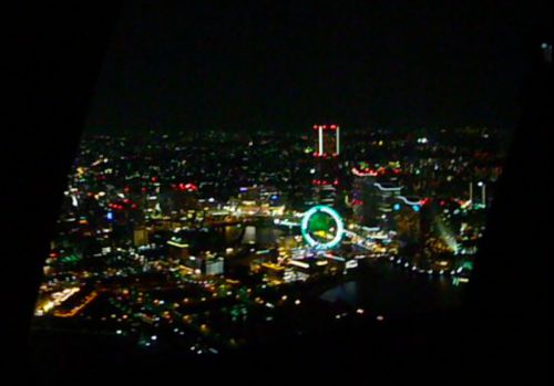 ヘリから見た景色。ちょっとピンぼけですが、横浜の観覧車が見えます