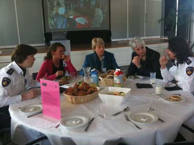 応募数プロモートのため、話し合いを行なう婦人警官