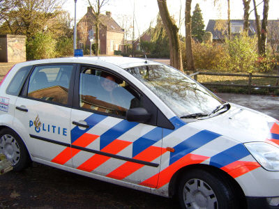 パトカーで、颯爽と出勤する婦人警官