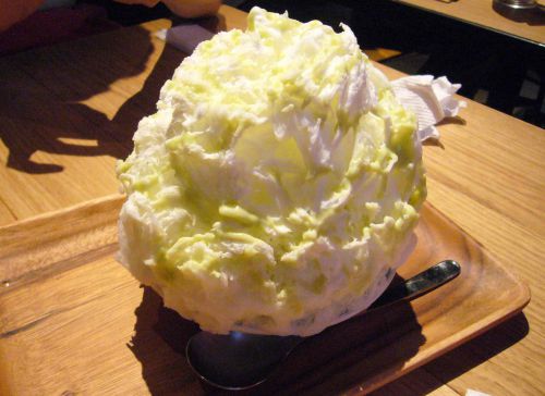 うっすら緑色のアボカドマスカルポーネのかき氷