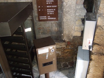 入り口のポストのような箱に2スイスフランコインを投入すると、回転扉が動いて中に入れるようになっています