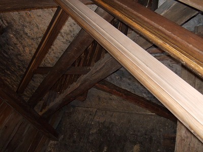 長くて急な木製の階段をゆっくり上っていきます。梯子をのぼっている気分