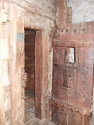 この牢屋は1848年まで実際に使われていたそうです。内部は真っ暗！