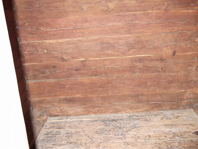 内部は本当に真っ暗で何もありませんでした。こんな暗闇の中で一日中過ごしていたのでしょうか、お手洗いとかは？？？