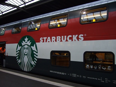 列車の中央部に、このようにスターバックス車両が連結されています