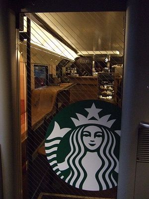 テイクアウトは1階。階段を上った２階部分はカフェ・レストランになっています