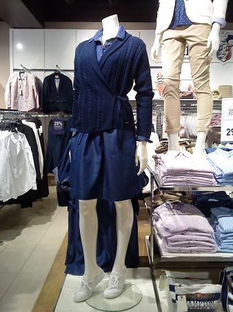 マリンブルーのワンピースも大人気。スポーティーにも着こなせそうです