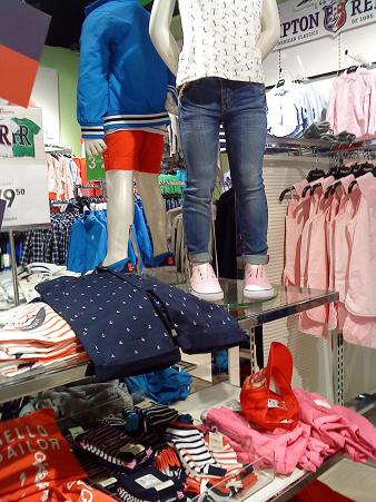 子供服にもイカリなど海をイメージした模様