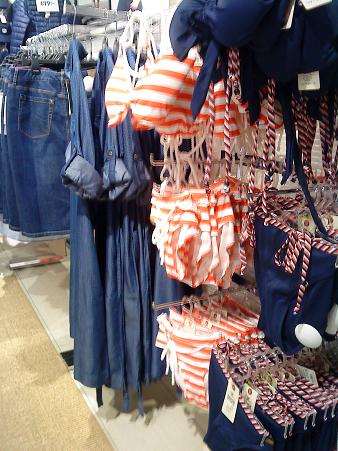 マリンルックといえば、水着は不可欠ですね