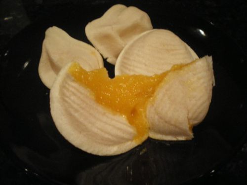 たまご入りの豆・ペースト入りのお菓子は、最中にそっくり