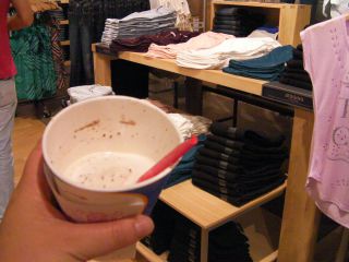 アイスを食べている途中ですが、洋服屋さんに入ります