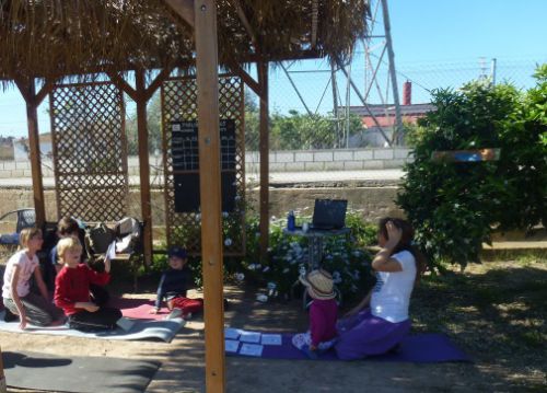 流行りのキッズヨガも屋外で行えばもっと気持ちがいい！