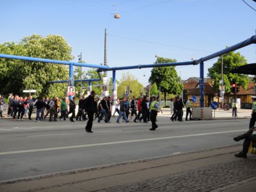 駅前で道路を横切るフーリガンを警察が先導
