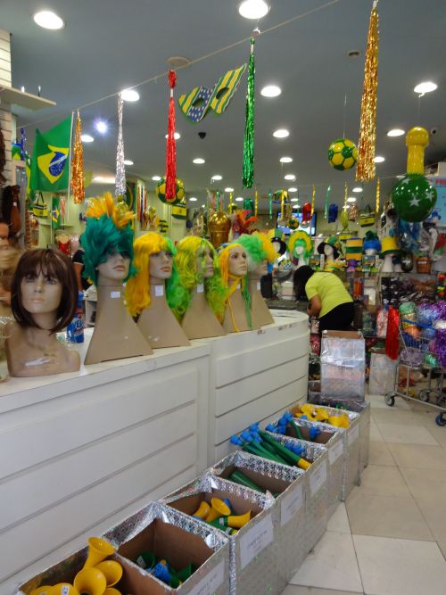 仮想衣装用品店に並ぶカツラや応援用のラッパなど