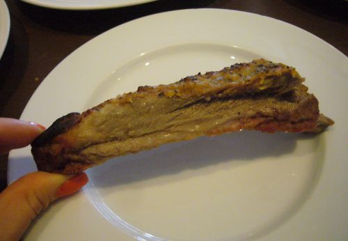 うま味があふれています。ボリューム満点のスペアリブ断面