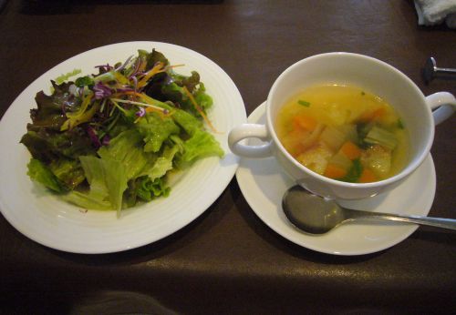 セットのサラダとスープ。