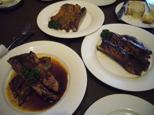 左が特製しょうゆ、奥がマスタード、右がバーベキュー