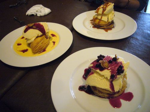 左がカスタードの海に浮かぶカスタードパイ、手前と奥がアップルパイ