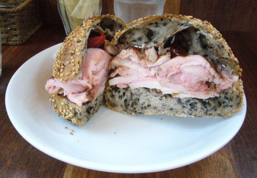 ごまパンでサンドしたローストポーク。ボリュームあります