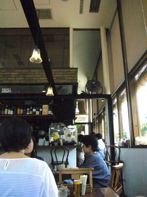 店内。保育園とは別の建物なので、うるさいということはありません