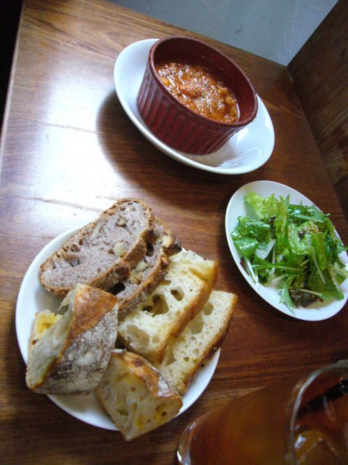 奥がトリッパ。手前のパンの量もすごいです