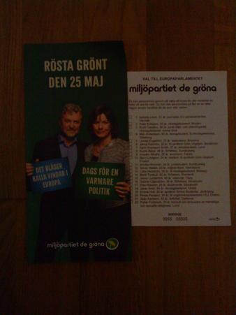 政党ビラの中に投票用紙が入っていることもしばしば