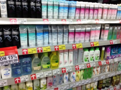 スーパーに並ぶスキンケア商品。「美白」をうたうものが目立ちます
