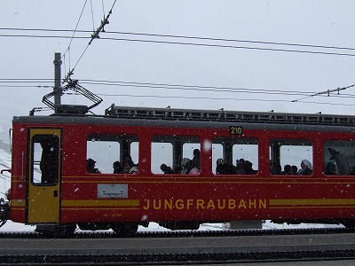車体が赤とイエローと派手なので、白い雪の中でとても映えて見えますね！